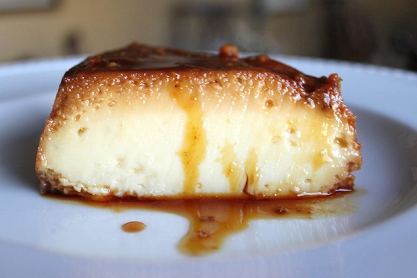banh-flan-bi-ro-day-hoac-ro-ben-trong