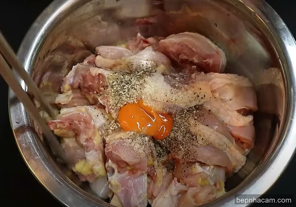 Gà Rang Muối Giòn Rụm Đậm Đà: Bí Quyết Đưa Cơm Cả Nhà Khen Ngon!