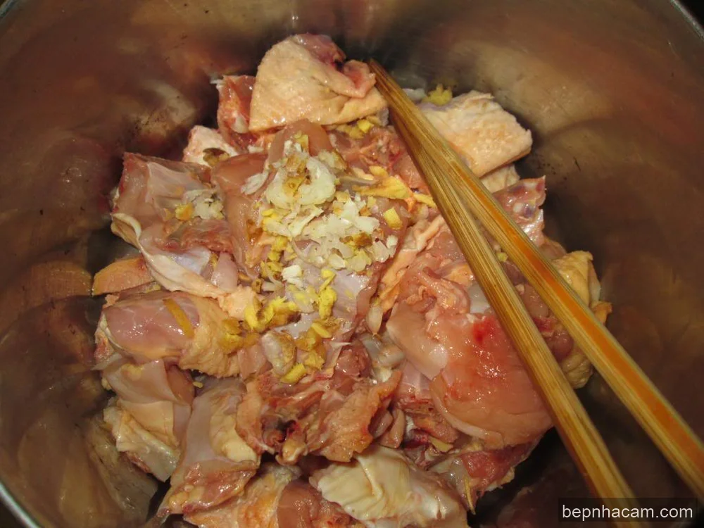 Lẩu Gà Nấm Thanh Ngọt Đậm Đà: Công Thức Chuẩn Nhà Hàng Đãi Cả Gia Đình!