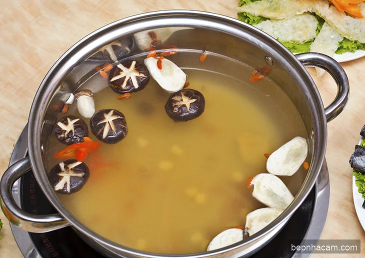 Lẩu Gà Nấm Thanh Ngọt Đậm Đà: Công Thức Chuẩn Nhà Hàng Đãi Cả Gia Đình!