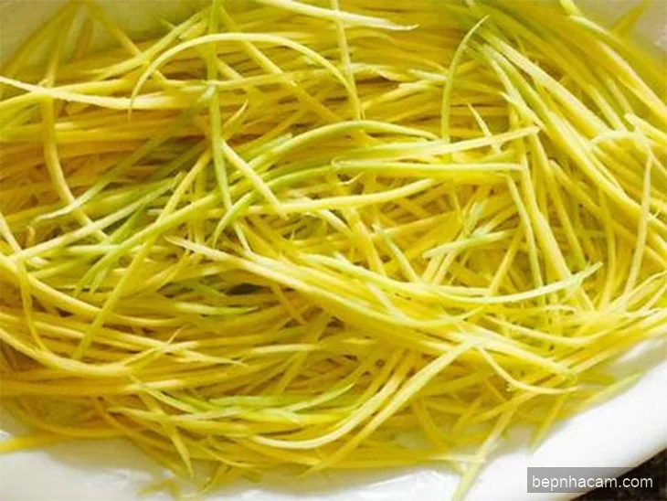 Nộm Tai Heo Xoài Xanh: Giòn Sần Sật, Chua Ngọt Hài Hòa - Bí Quyết Từ Bếp Nhà Cam