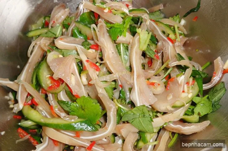 Nộm Tai Heo Xoài Xanh: Giòn Sần Sật, Chua Ngọt Hài Hòa - Bí Quyết Từ Bếp Nhà Cam