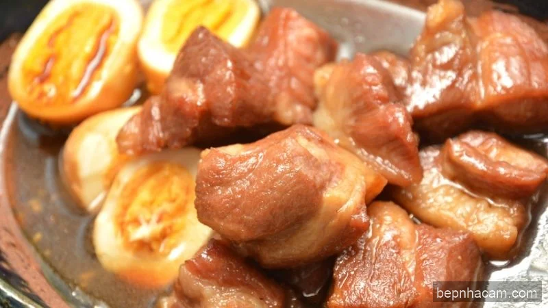 Thịt Kho Tàu Nước Dừa Thơm Lừng: Bí Quyết “Mềm Tan” Đậm Đà Của Bếp Nhà Cam!