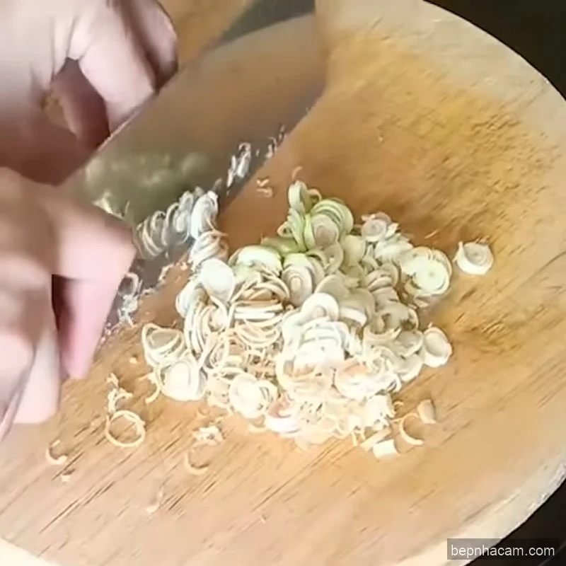 Vịt Om Sấu Chuẩn Vị Hà Nội: Nồi Canh Chua Thanh Ấm Lòng Ngày Mưa!