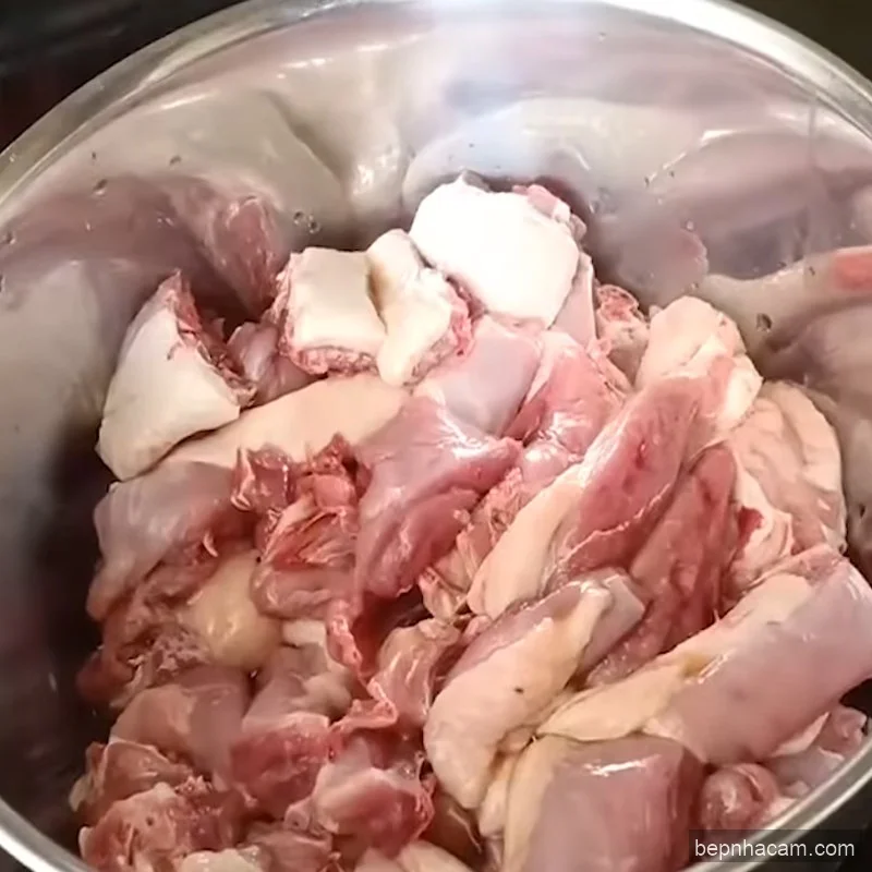 Vịt Om Sấu Chuẩn Vị Hà Nội: Nồi Canh Chua Thanh Ấm Lòng Ngày Mưa!
