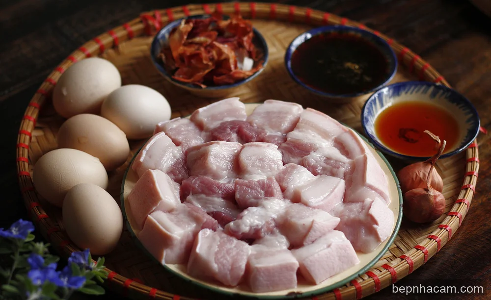 Bí Quyết Kho Thịt Ba Chỉ Trứng Thấm Vị, Mềm Nhừ Chuẩn Cơm Mẹ Nấu