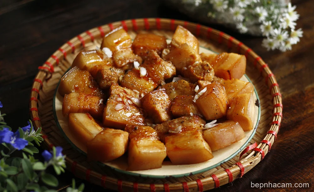 Bí Quyết Kho Thịt Ba Chỉ Trứng Thấm Vị, Mềm Nhừ Chuẩn Cơm Mẹ Nấu