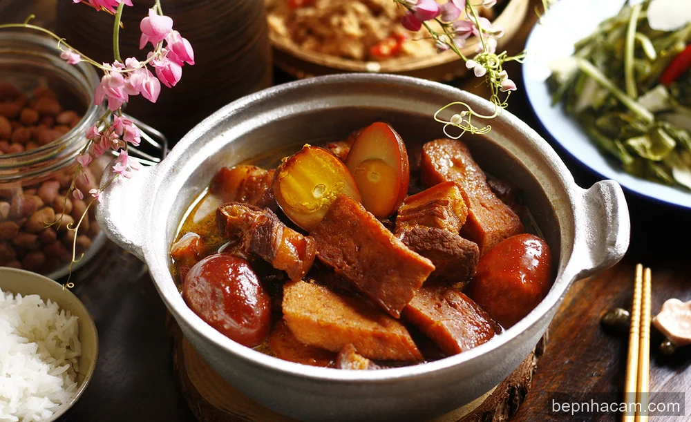 Bí Quyết Kho Thịt Ba Chỉ Trứng Thấm Vị, Mềm Nhừ Chuẩn Cơm Mẹ Nấu