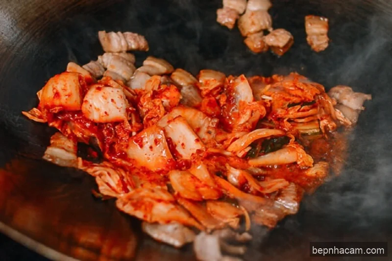 Bí quyết nấu Canh Kim Chi Thịt Heo Đậu Phụ chuẩn vị Hàn, ấm bụng ngày lạnh cùng Mẹ Cam