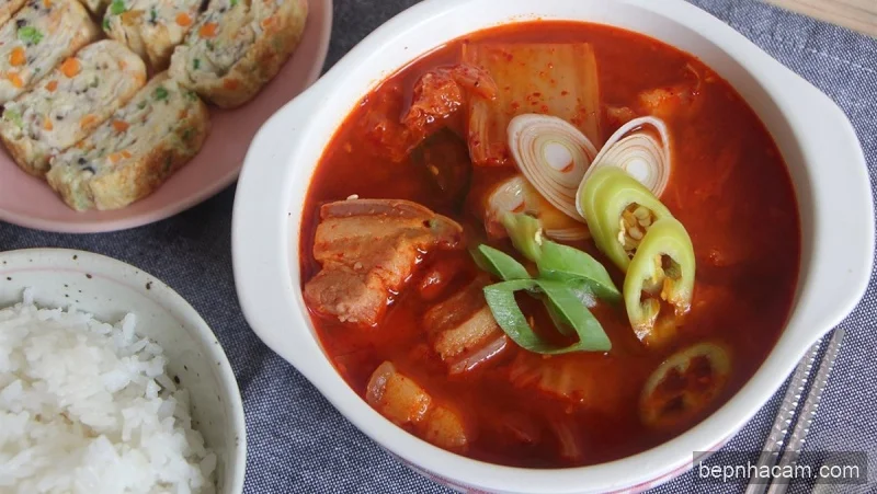 Bí quyết nấu Canh Kim Chi Thịt Heo Đậu Phụ chuẩn vị Hàn, ấm bụng ngày lạnh cùng Mẹ Cam