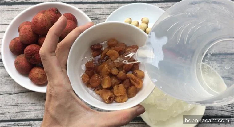 Bí quyết nấu Chè Hạt Sen Long Nhãn mềm bùi, ngọt thanh chuẩn vị nhà Cam