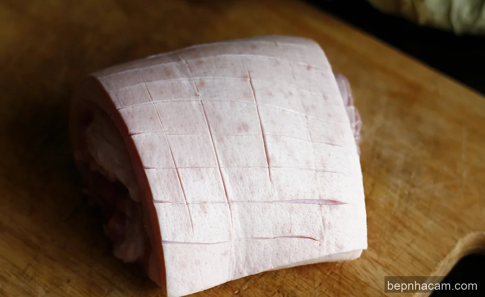 Heo Quay Giòn Bì Rụm Tan, Thịt Mềm Mọng Nước: Mẹ Cam Bật Mí Bí Quyết!