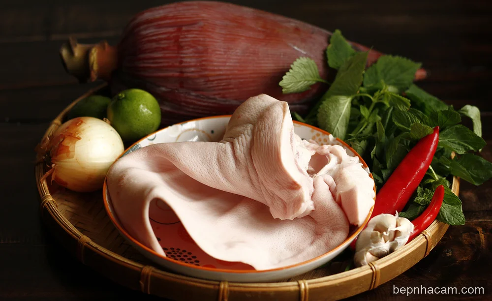 Nộm Hoa Chuối Tai Lợn: Bí Quyết Trắng Giòn Sần Sật, Ngon Đỉnh Chóp!