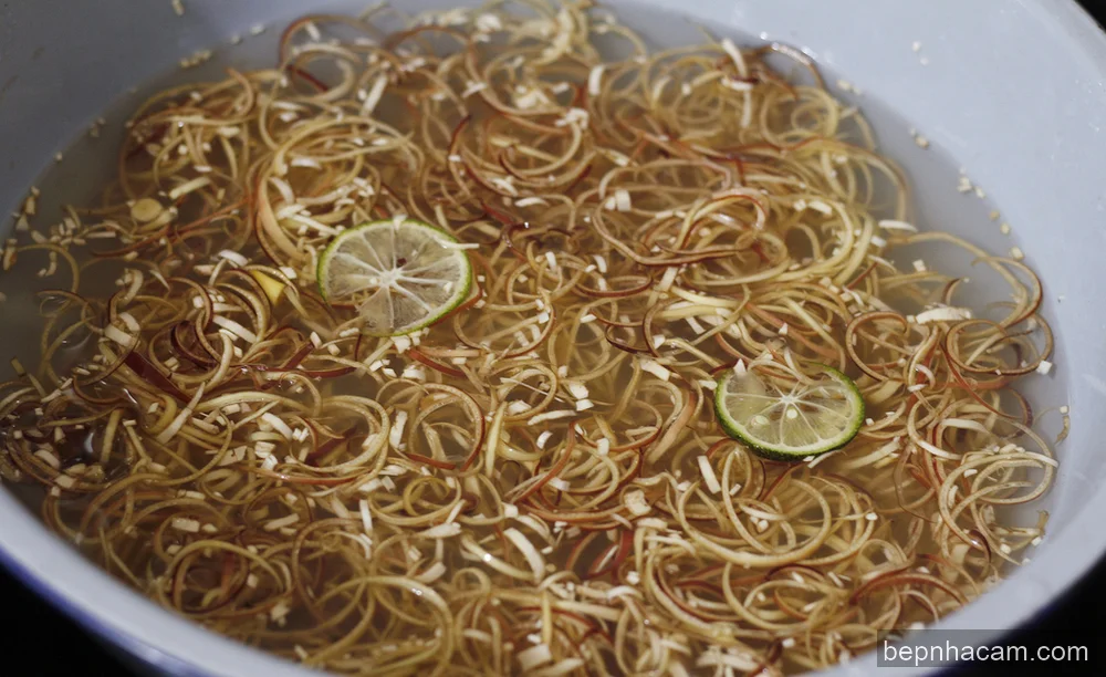 Nộm Hoa Chuối Tai Lợn: Bí Quyết Trắng Giòn Sần Sật, Ngon Đỉnh Chóp!