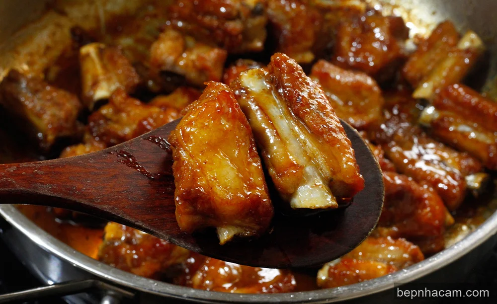 Sườn Xào Chua Ngọt Kiểu Bắc: Bí Quyết Mềm Thơm, Đậm Đà Chuẩn Vị Mẹ Cam!