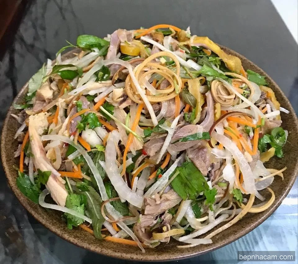 Nộm gà xé phay giòn ngon, thanh mát