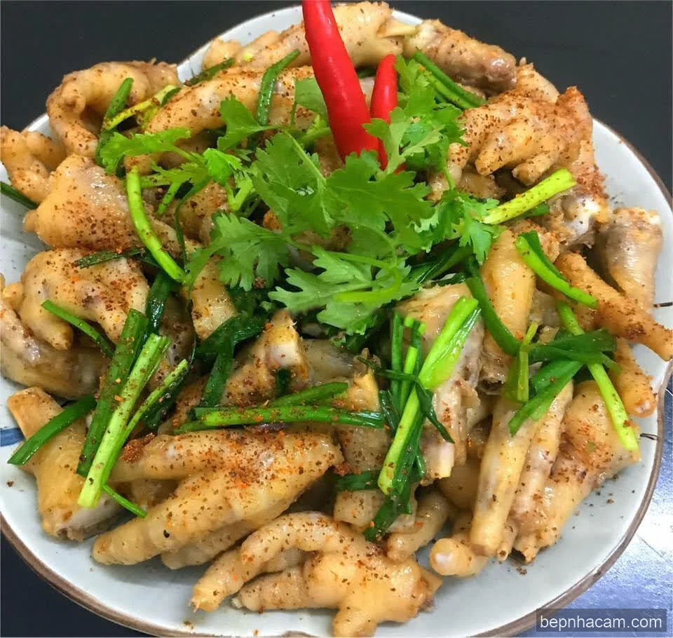 Chân gà xào hành đậm đà, thơm lừng