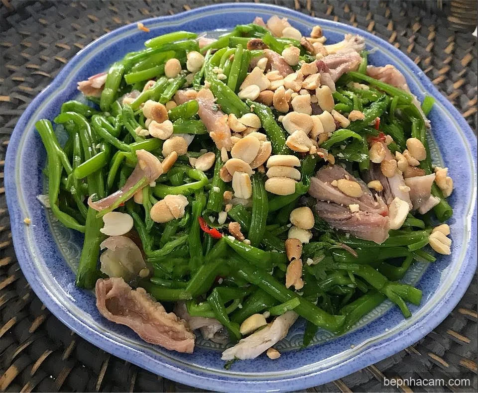 Nộm rau muống thịt gà giải nhiệt ngày hè